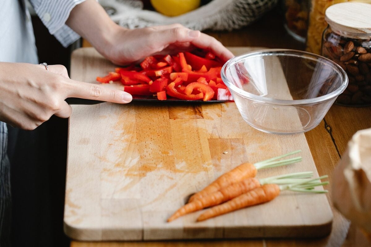 Vegetables on a cutting board to make easy vegan dinners. 